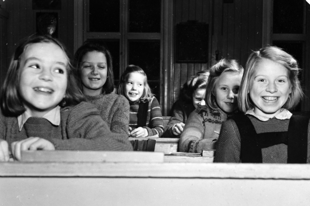 Anno Domkirkeodden, VESTÅS SKOLE 1947/1948. VESTÅS SKOLE. ELEVER I KLASSEROM. F. V. GUDLAUG DUFSETH, SIGRID MIKKELSEN, EDEL TANGEN, RANDI BØRRESEN, ESTER KNUTSEN, MARIT JOHANNESEN.