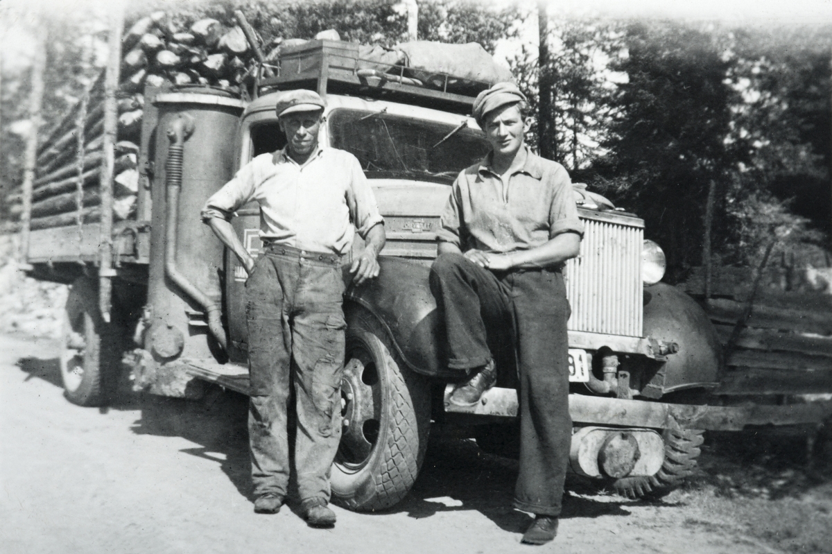 Ukjent, Til Høyre Erling Holstad, til venstre (?) Kristiansen. Chevrolet lastebil med knottgenerator, årsmodell 1937. Lastet med tømmer. Bilde er tatt 12. 08-1945 på Løvlia.