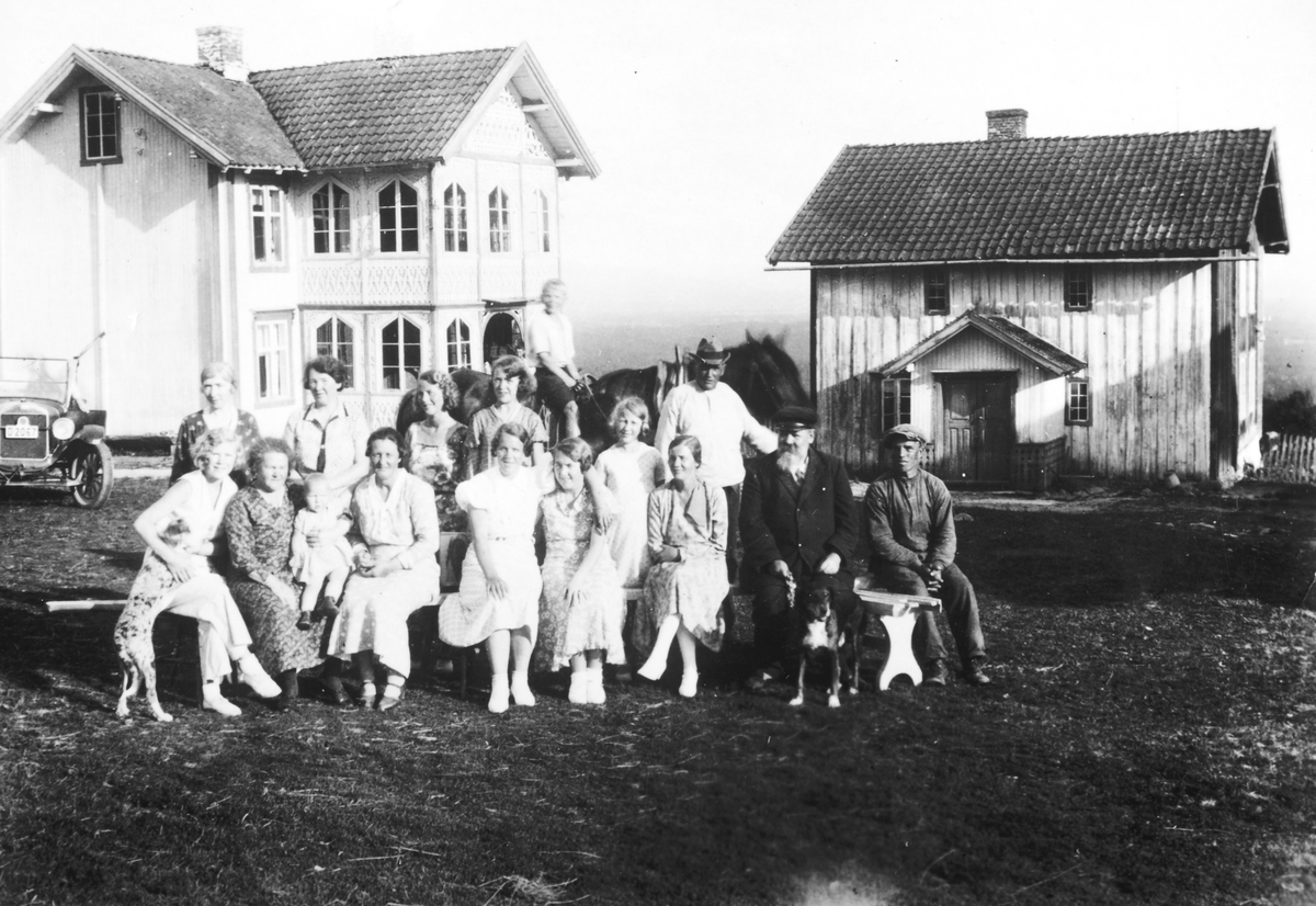 Ukjent, Nedre Kirkeby ca. 1930. Sommergjester. hver sommer i 1930-åra tok Peder Larsen Kirkeby imot overnattingsgjester i bygningen til venstre.. Larsen (med skjegg) fra Hamar kom hver sommer på "ferie" til Kirkeby. Han satt ofte på benken i husveggen. Den ble derfor kalt "Larsenbenken" Eieren Peder Larsen…