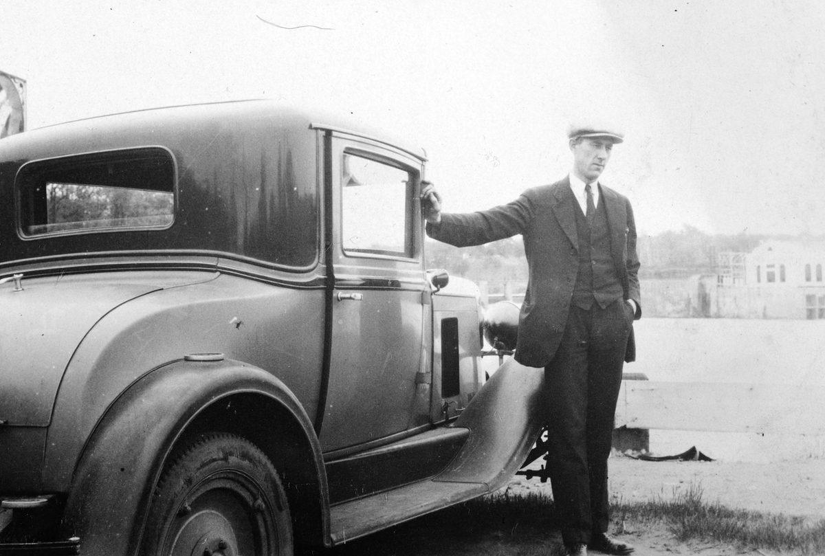 Ukjent, Harald Svenkerud? f. 1894. Utvandret til USA i 1913 sammen med Karen. Står ved siden av bil. Foto tatt i USA?