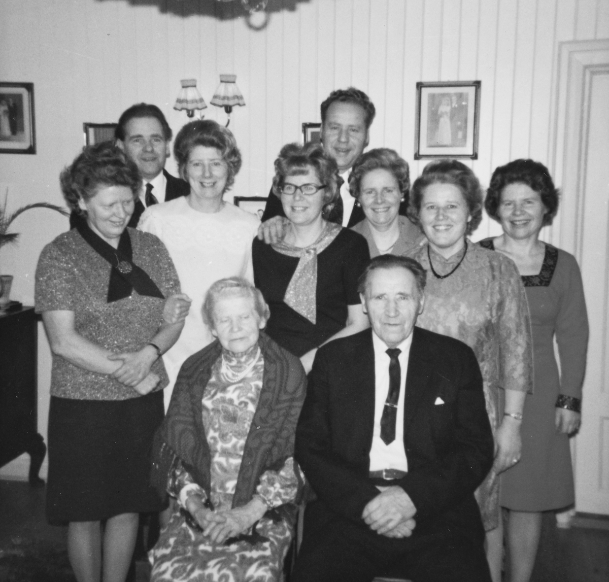 Ukjent, Familien Sandvold i Rydheim i 1972. fv: Anne, Anders, Ingeborg, Reidunn, Arvid, Klara, Solveig og Astrid. Foran sitter foreldrene Karoline og Peder.