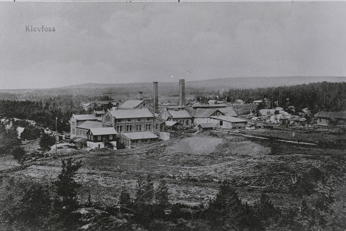 Anno Domkirkeodden, EKSTR: KLEVFOS CELLULOSE OG PAPIRFABRIKK, MOT NORD-VEST, SVARTELVA TØRR, LØTEN. POSTKORT. Se Lautin 1977, side 130. Ådalsbruk.