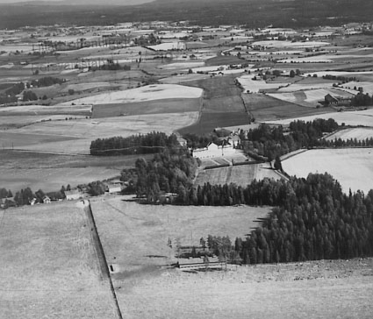 Widerøes Flyveselskap A/S, JØNSBERG LANDBRUKSSKOLE, FLYFOTO