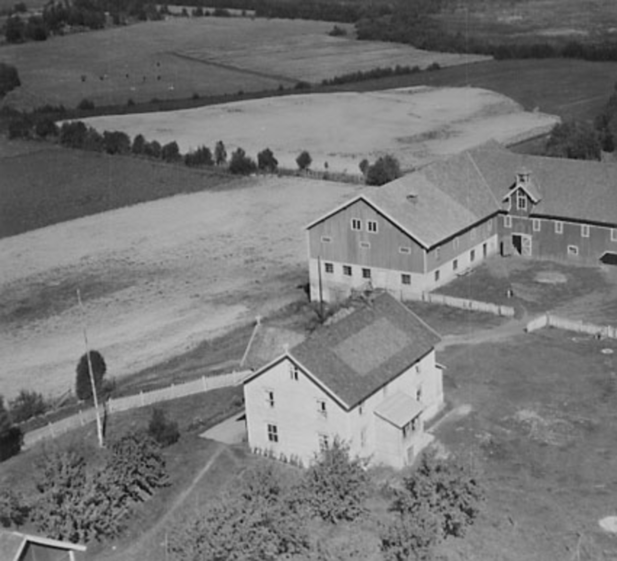 Widerøes Flyveselskap A/S, VAALE GÅRD (VÅLE), FLYFOTO