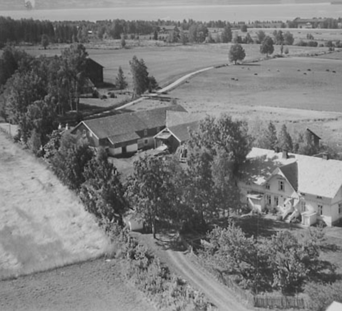 Widerøes Flyveselskap A/S, DÆLIN NORDRE GÅRD, FLYFOTO
