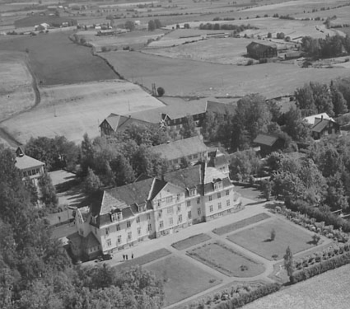 Widerøes Flyveselskap A/S, JØNSBERG LANDBRUKSSKOLE, FLYFOTO