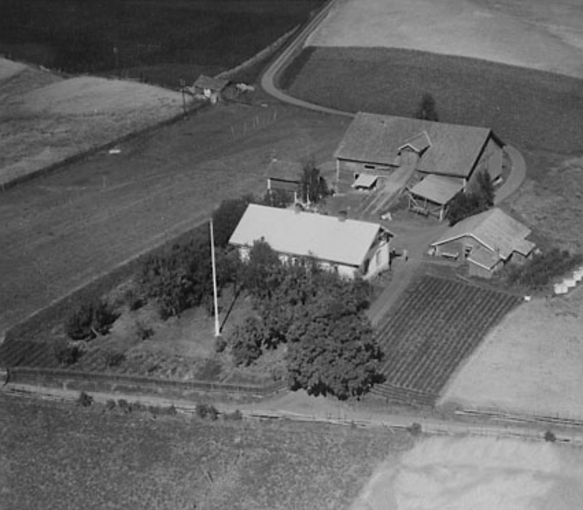 Widerøes Flyveselskap A/S, ØSTRE VIE GÅRD, FLYFOTO