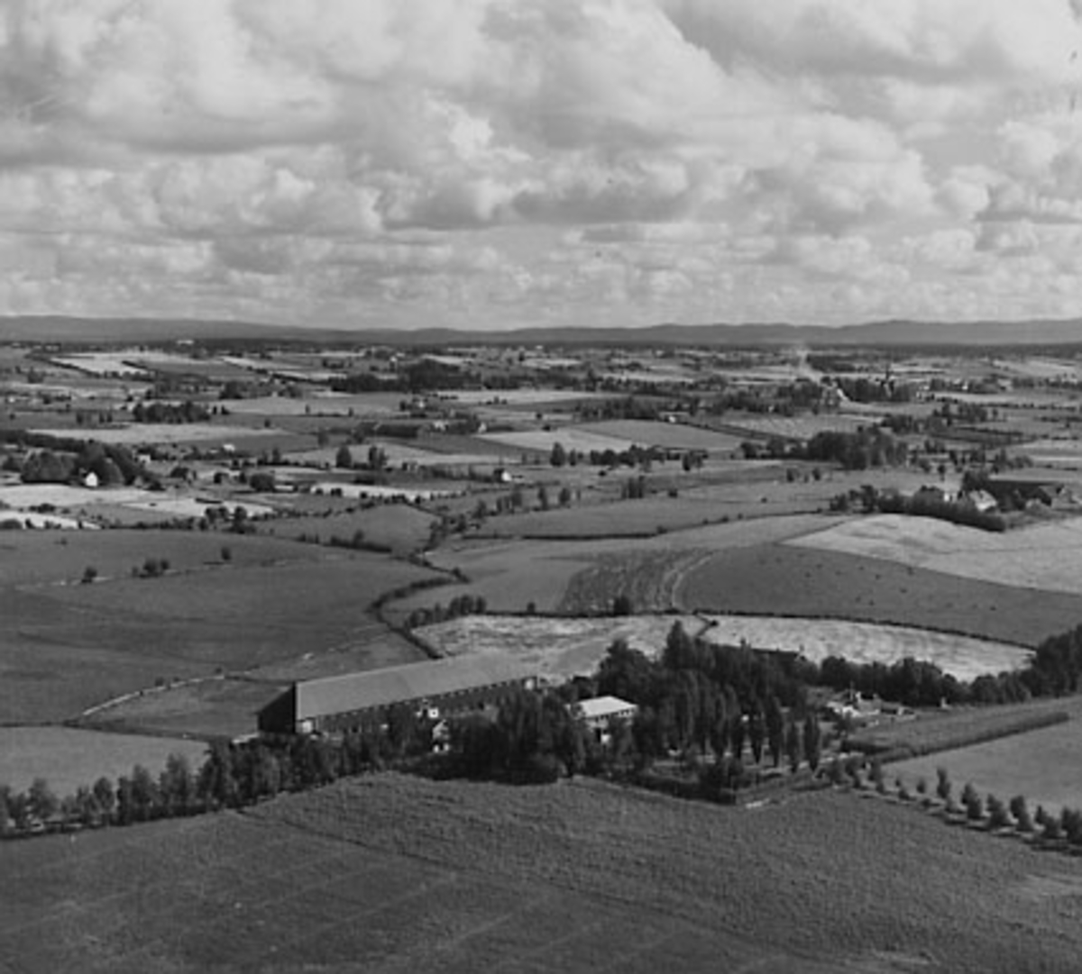 Widerøes Flyveselskap A/S, STAUR FORSØKSGÅRD, FLYFOTO