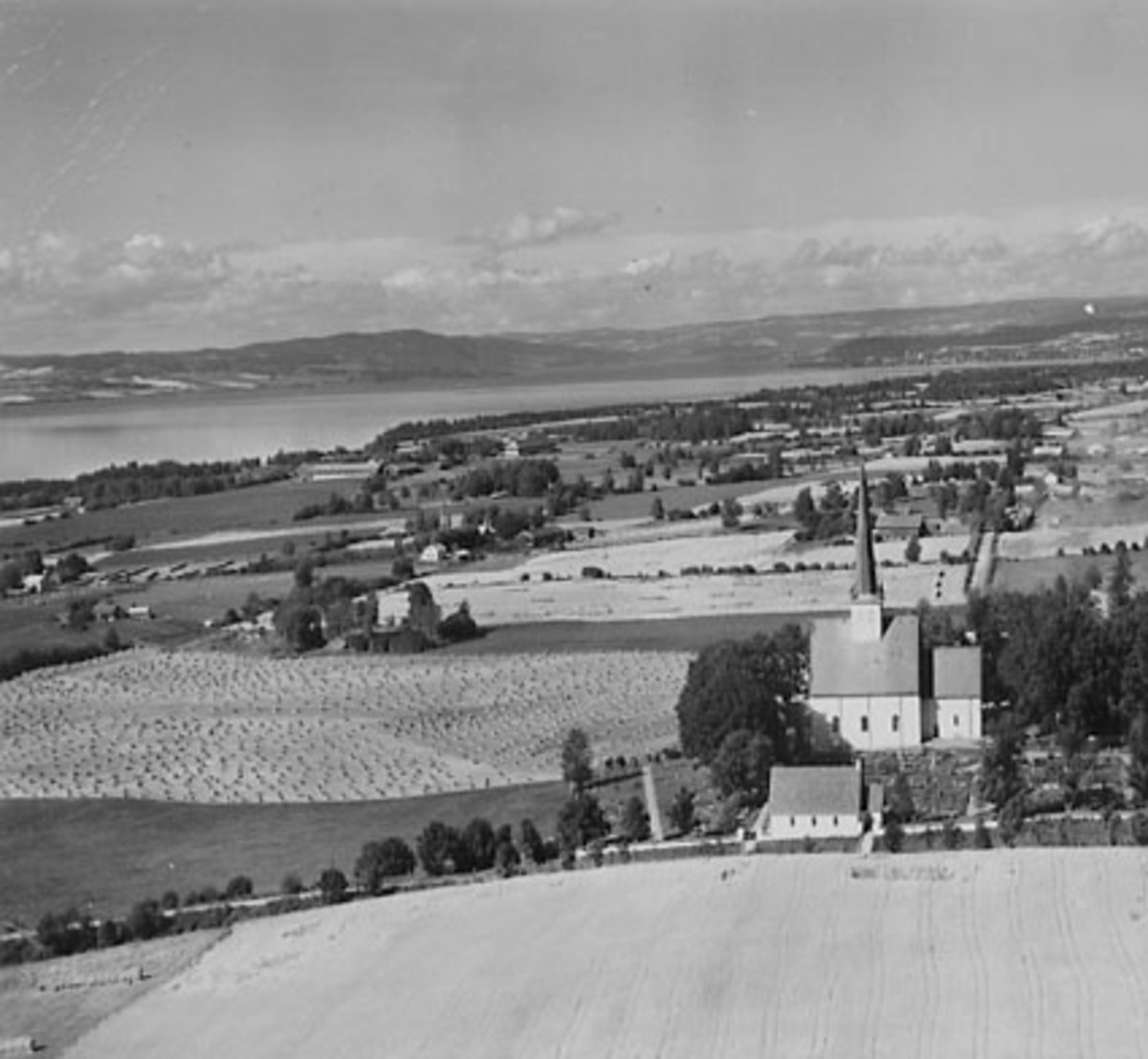 Widerøes Flyveselskap A/S, STANGE KIRKE, FLYFOTO