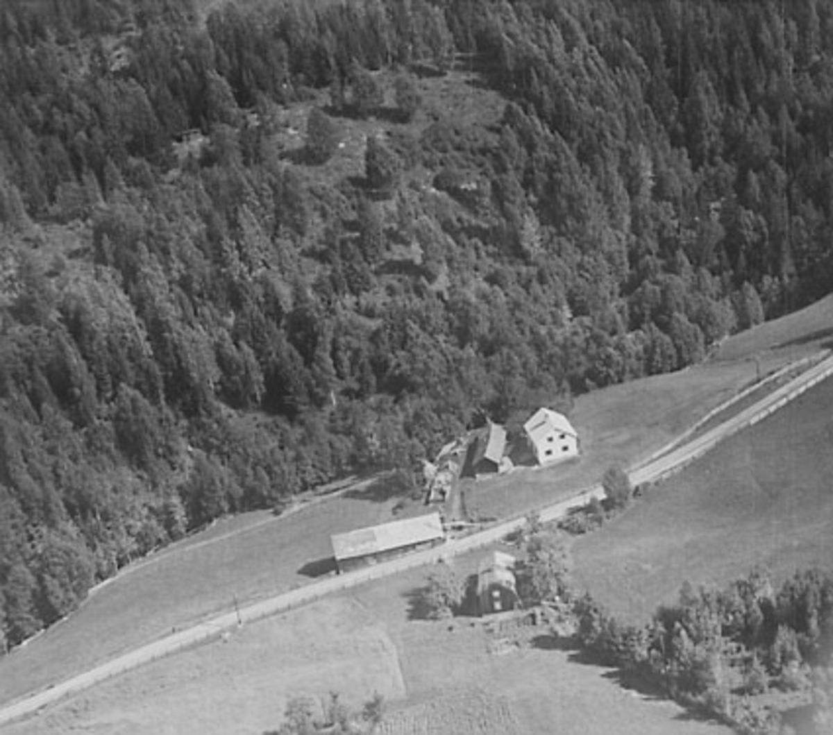 Widerøes Flyveselskap A/S, MIDTIBAKKEN GÅRD, FLYFOTO
