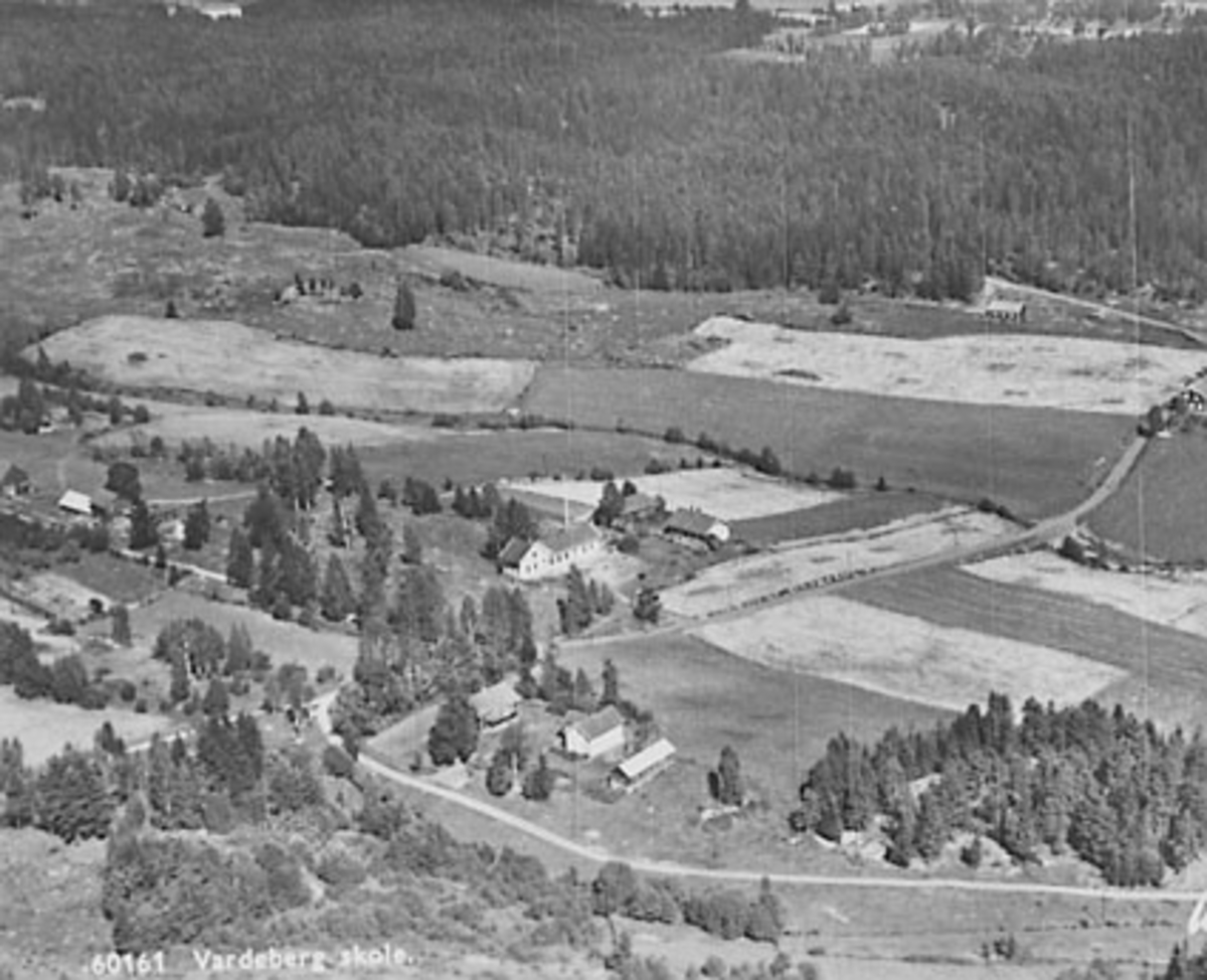 Widerøes Flyveselskap A/S, VARDEBERG KRETSSKOLE, FLYFOTO