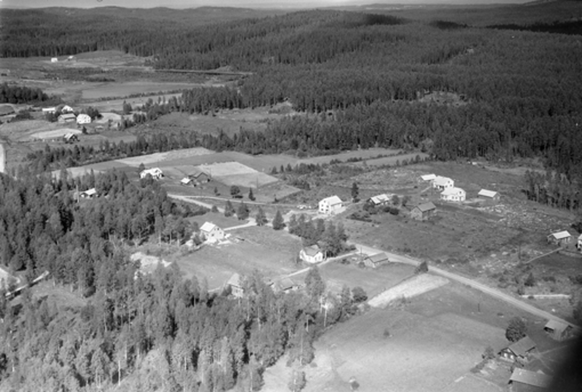 Widerøes Flyveselskap A/S, FLYFOTO, VALLSET, SKOGSTAD 404-114, LINDE 378-34, GRANHEIM 378-11, STENSBY 378-8, BERG 404-112, LUNDBERG 404-100 GAMLE HUS, NORDBERG 404-167 (KVIT ENEBOLIG)