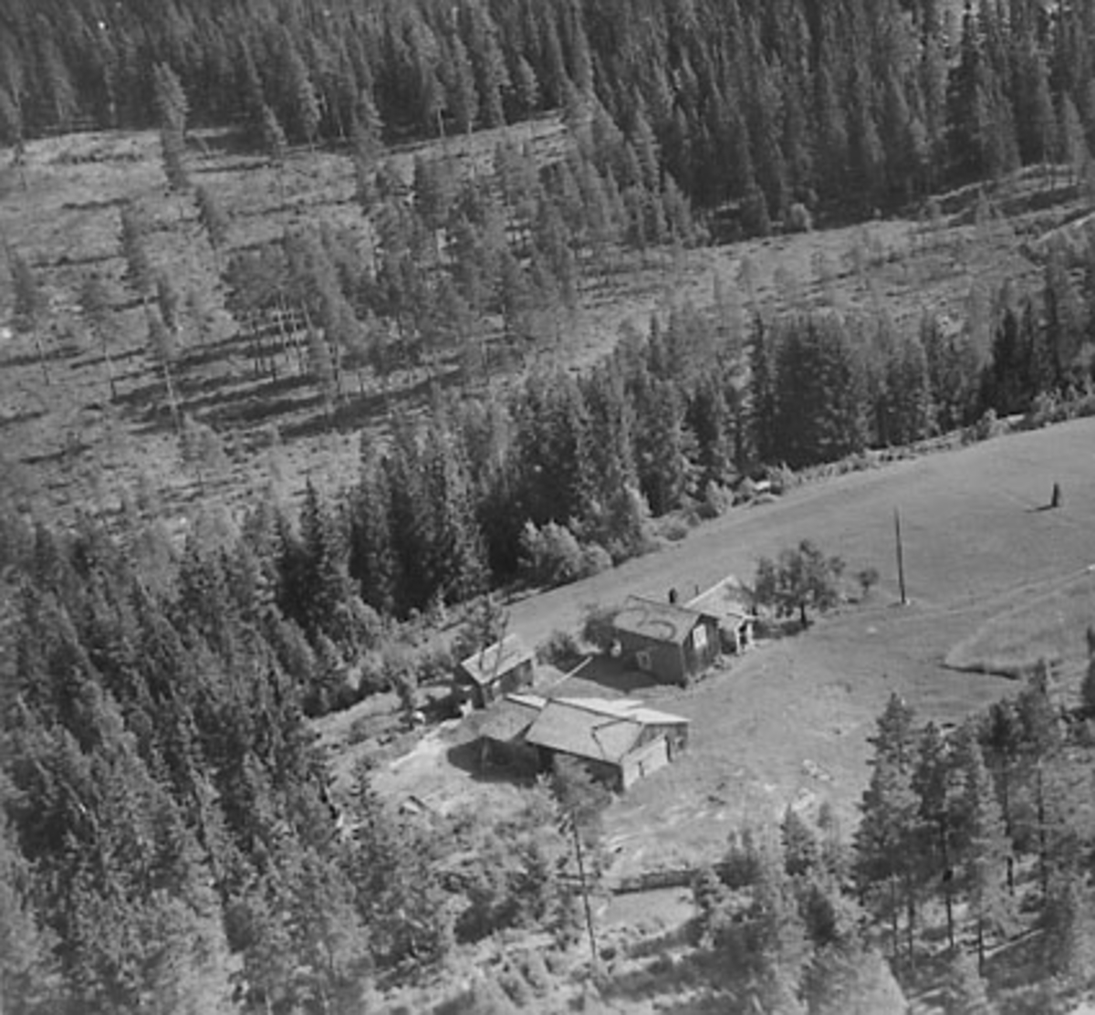 Widerøes Flyveselskap A/S, FLYFOTO SKJELSETHAGEN GARD, VALLSET