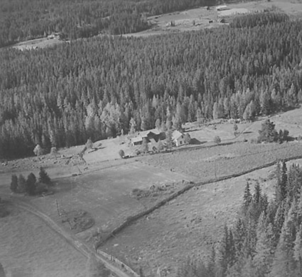 Widerøes Flyveselskap A/S, FLYFOTO STRØMSRUDENGEN, ÅSVANG