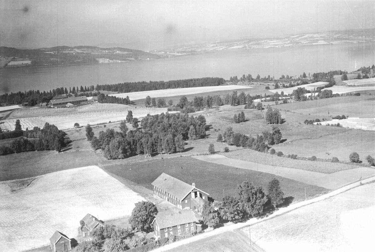 Widerøes Flyveselskap A/S, FLYFOTO HERKESTAD, STANGE