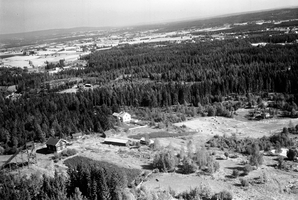 Widerøes Flyveselskap A/S, FLYFOTO VÅLEBAKKEN: SKIHOPPBAKKE, STANGE, LILLEENG 295-3, KJERNLI 295-2