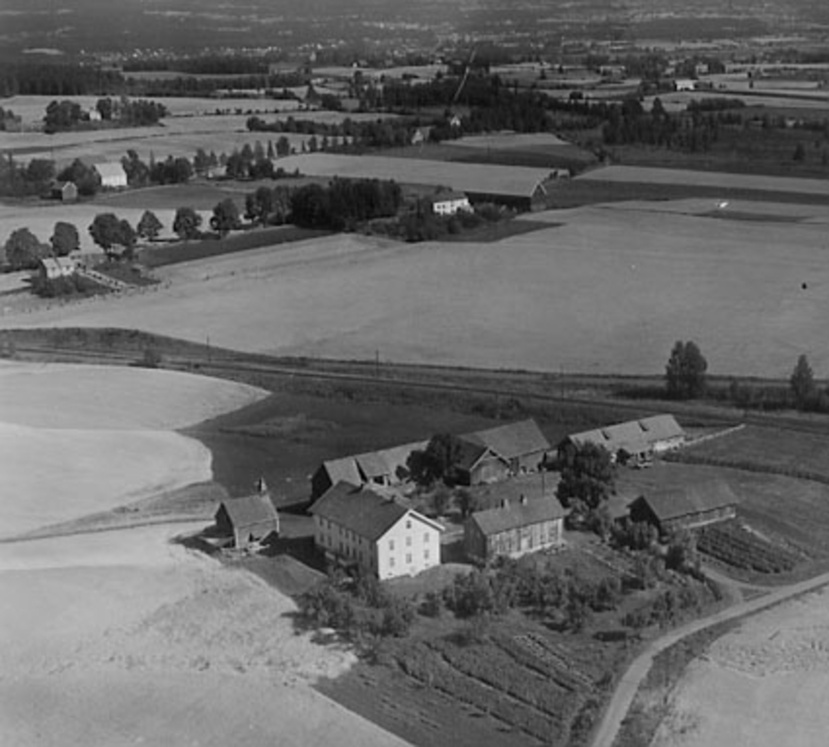 Widerøes Flyveselskap A/S, FLYFOTO NÆSTEN, STANGE