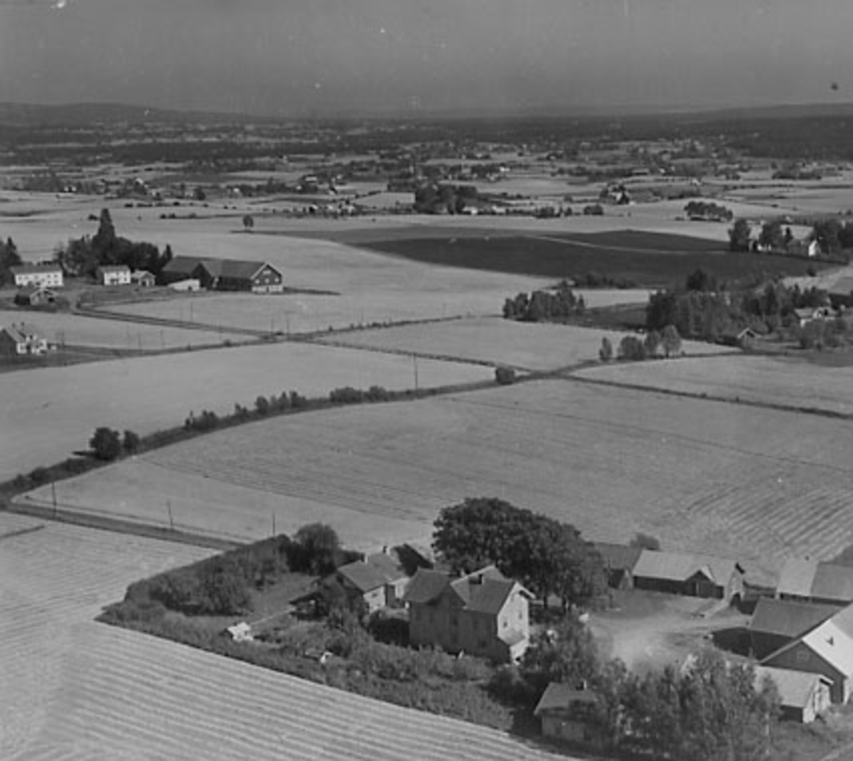 Widerøes Flyveselskap A/S, FLYFOTO LJØSTAD VESTRE, ROMEDAL