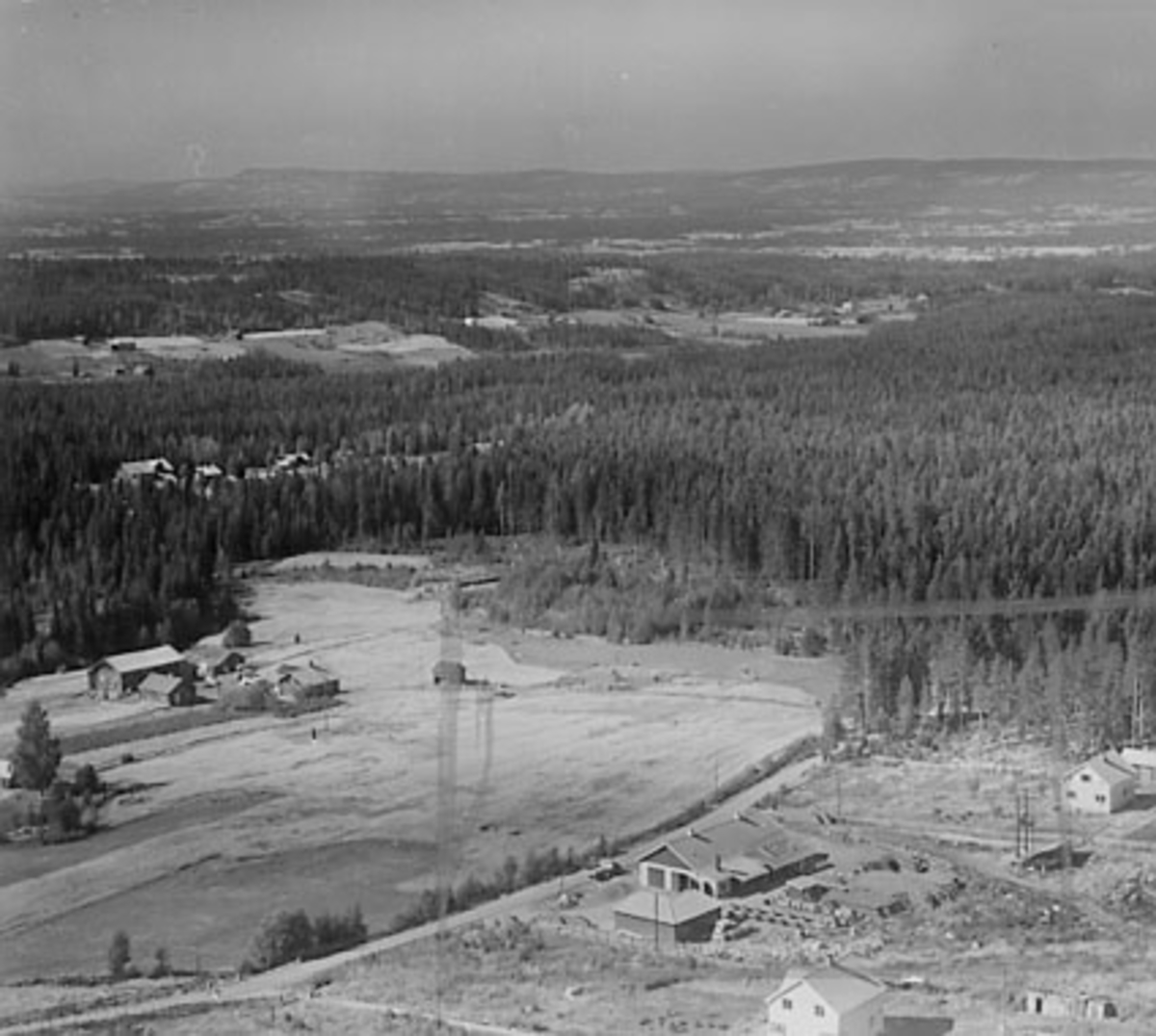 Widerøes Flyveselskap A/S, FLYFOTO ÅSBYGDA SEMENTSTØPERI, ÅSVANG, FJÆSTAD T. V.