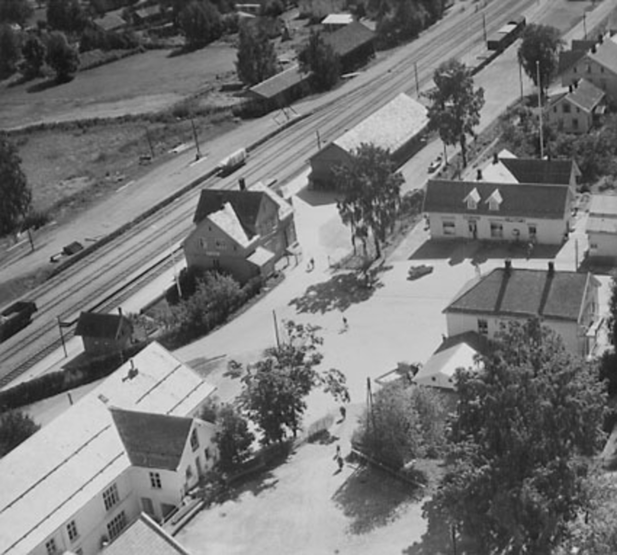 Widerøes Flyveselskap A/S, FLYFOTO STANGE JERNBANESTASJON, SENTRUM
