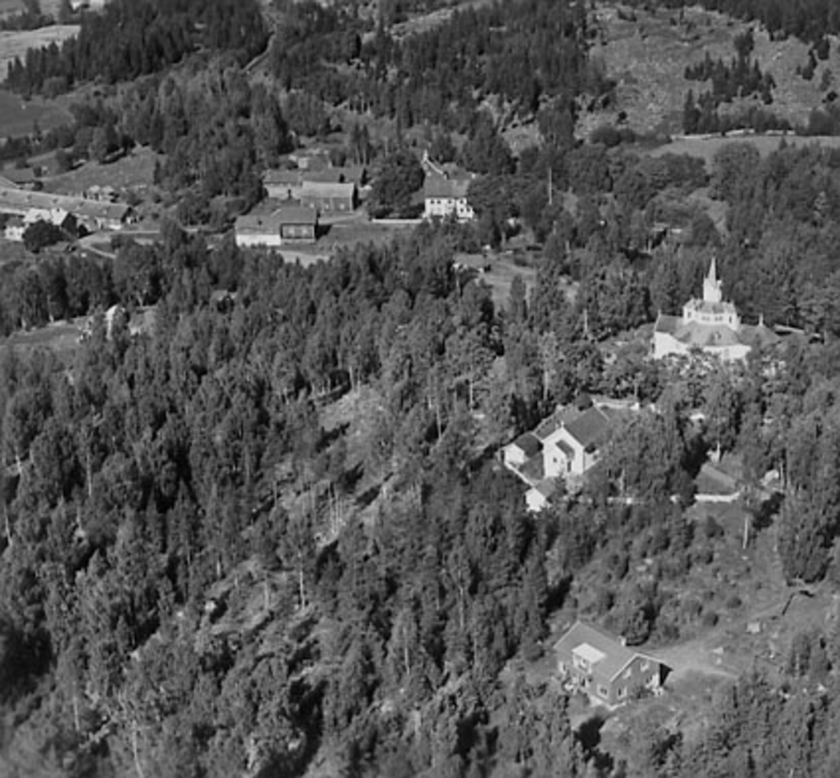 Widerøes Flyveselskap A/S, FLYFOTO TANGEN KIRKE