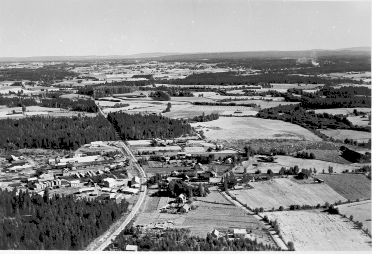 Widerøes Flyveselskap A/S, FLYFOTO OVERSIKT ILSENG, FJELL SAGBRUK