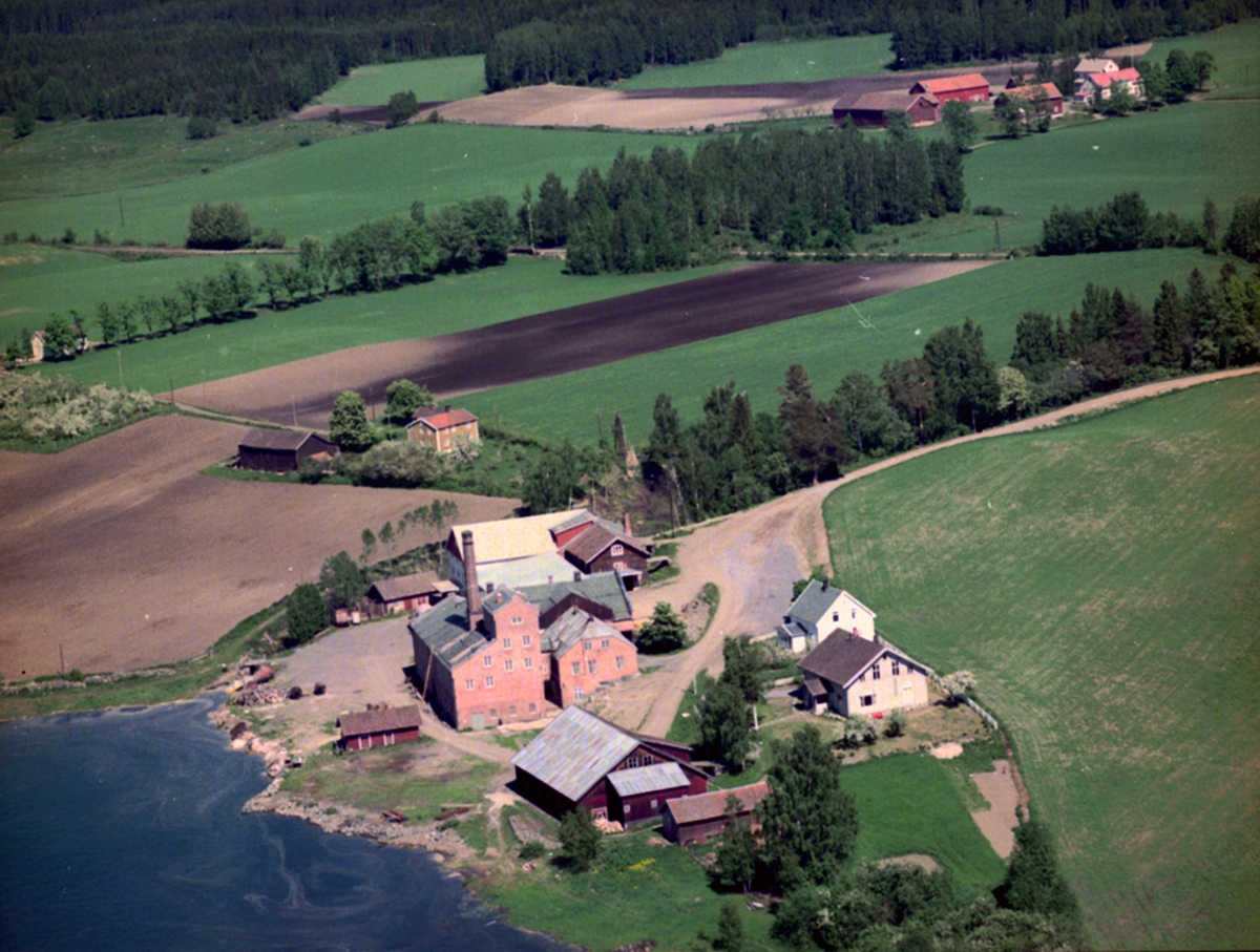 Widerøes Flyveselskap A/S, FLYFOTO ATLUNGSTAD BRENNERI, HEDMARK FRØFORRETNING OG BRENNERI