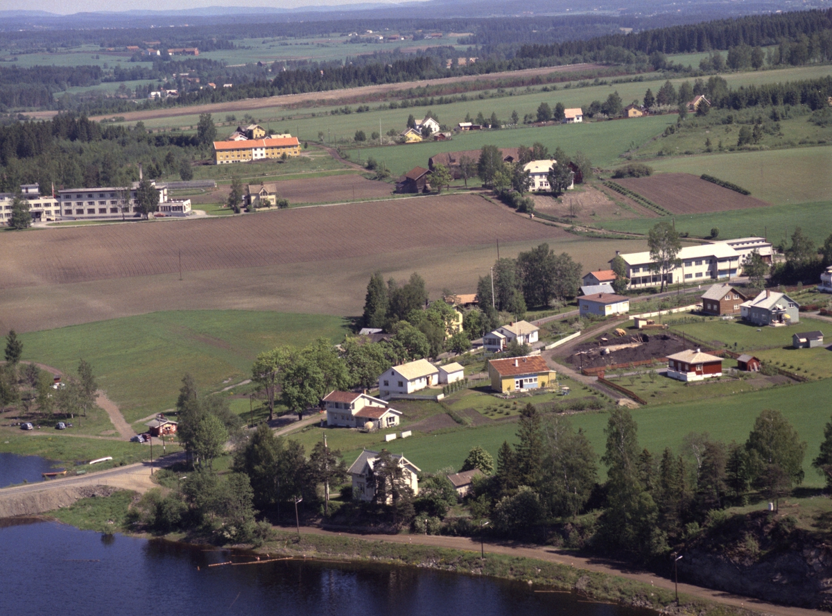 Widerøes Flyveselskap A/S, FLYFOTO BOLIGHUS I SANDVIKAVEGEN, FYLKESVEG 222, FOTEN AV STANGEBRUA MED CAMPINGPLASS, KJONERUD OG ØSTLANDSKE VANFØREHJEM I BAKGRUNNEN