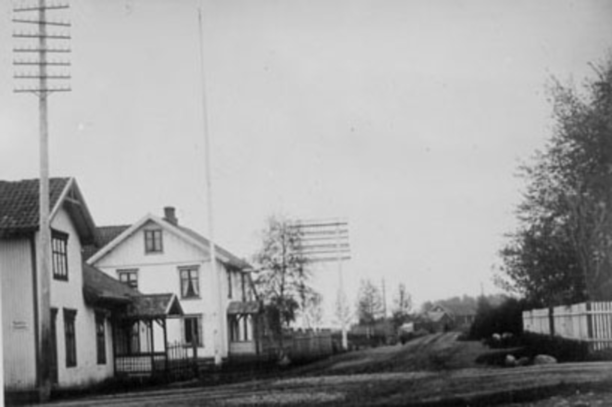 Anno Domkirkeodden, OVERSIKT TINGVOLDKRYSSET, TIL VENSTRE: ARBEIDERFORENINGENS KAFE, SLAKTER KNUTSEN, TELEFONTRÅDER, STANGE SENTRUM.
