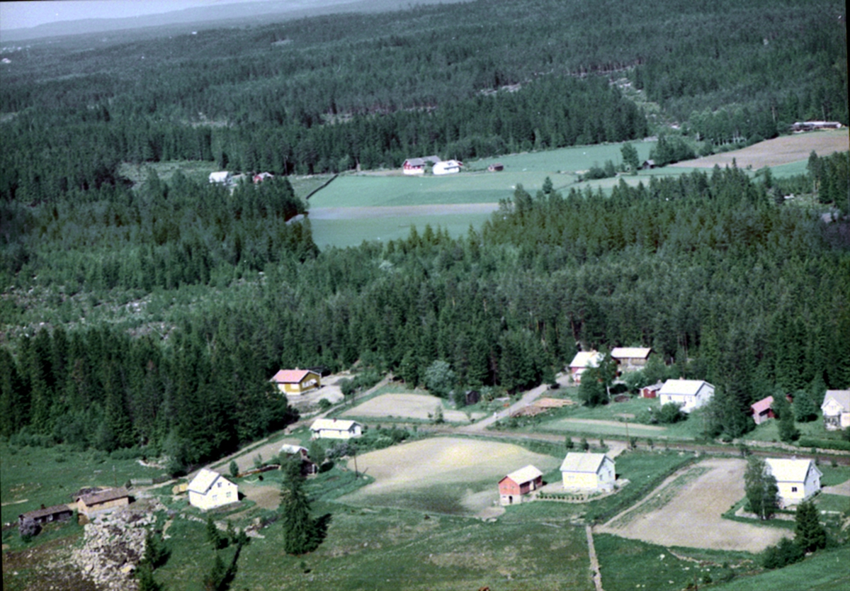 Widerøes Flyveselskap A/S, FLYFOTO BOLIGHUSBEBYGGELSE, MÅGÅRDVEGEN, LØVMO
