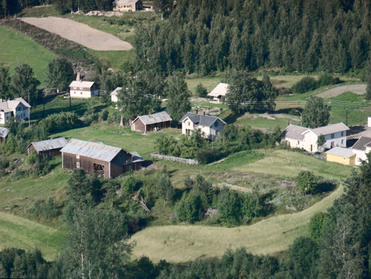Widerøes Flyveselskap A/S, FLYFOTO ENGEBAKKEN, GATA I VALLSET