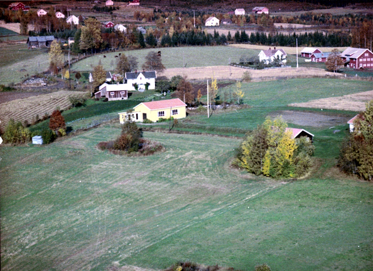 Widerøes Flyveselskap A/S, FLYFOTO HYTTER UNDER HARASET, NORDSET 378-18, SVEEN 380-9, VALLSET