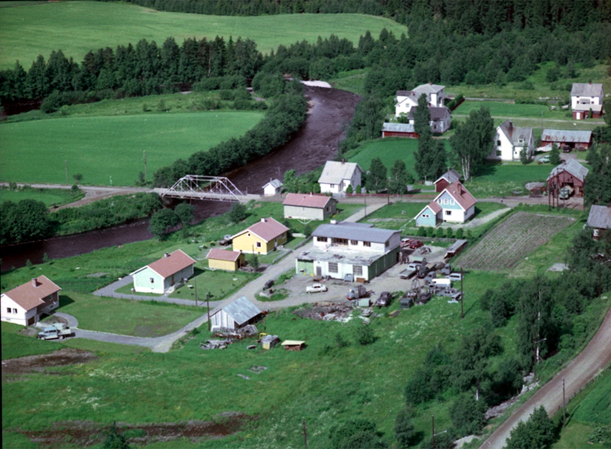 Widerøes Flyveselskap A/S, FLYFOTO ILSENG SENTRUM, SMEDALSMIA TIL HØYRE, BILVERKSTED