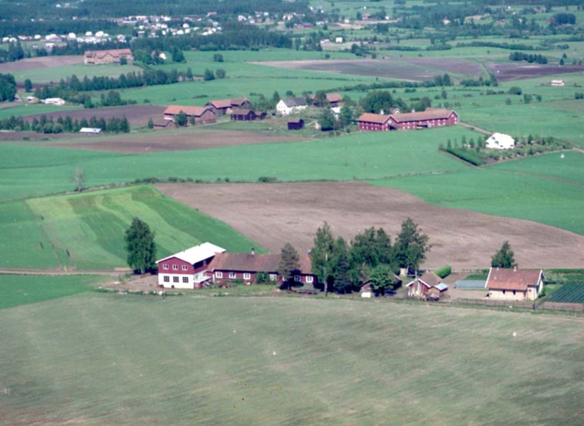 Widerøes Flyveselskap A/S, FLYFOTO JØNSBERG LANDBRUKSSKOLE, MASKINHALL, STANGE