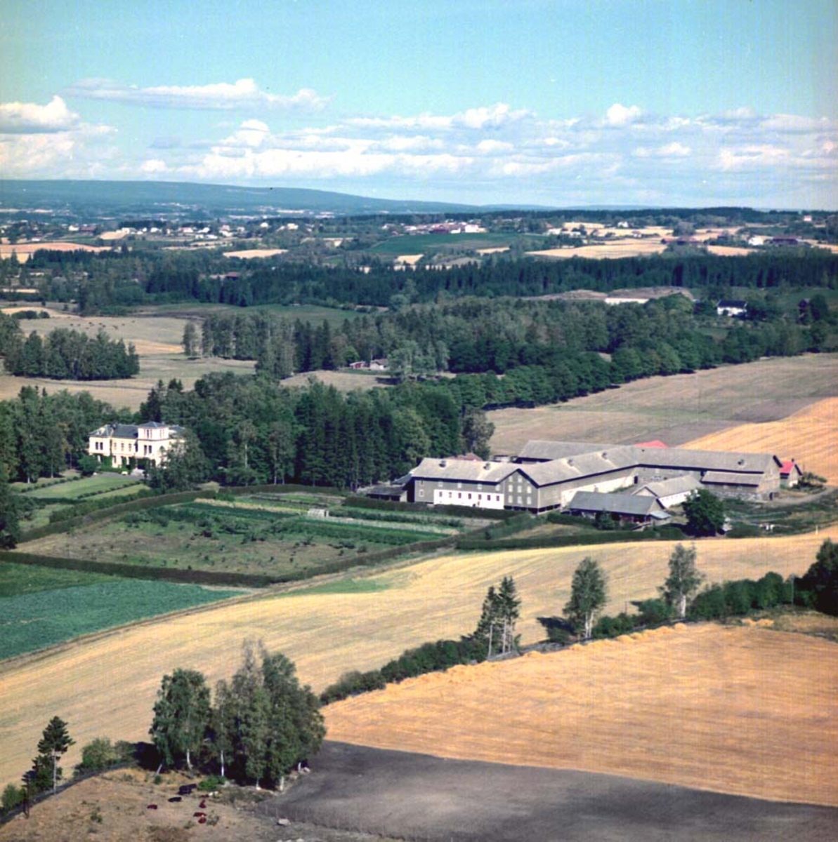Widerøes Flyveselskap A/S, FLYFOTO ATLUNGSTAD GARD