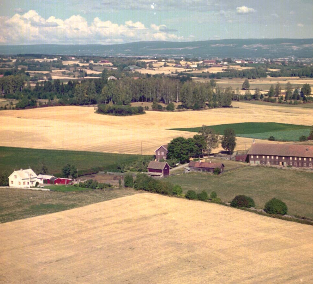 Widerøes Flyveselskap A/S, FLYFOTO HERKESTAD GARD, STANGE
