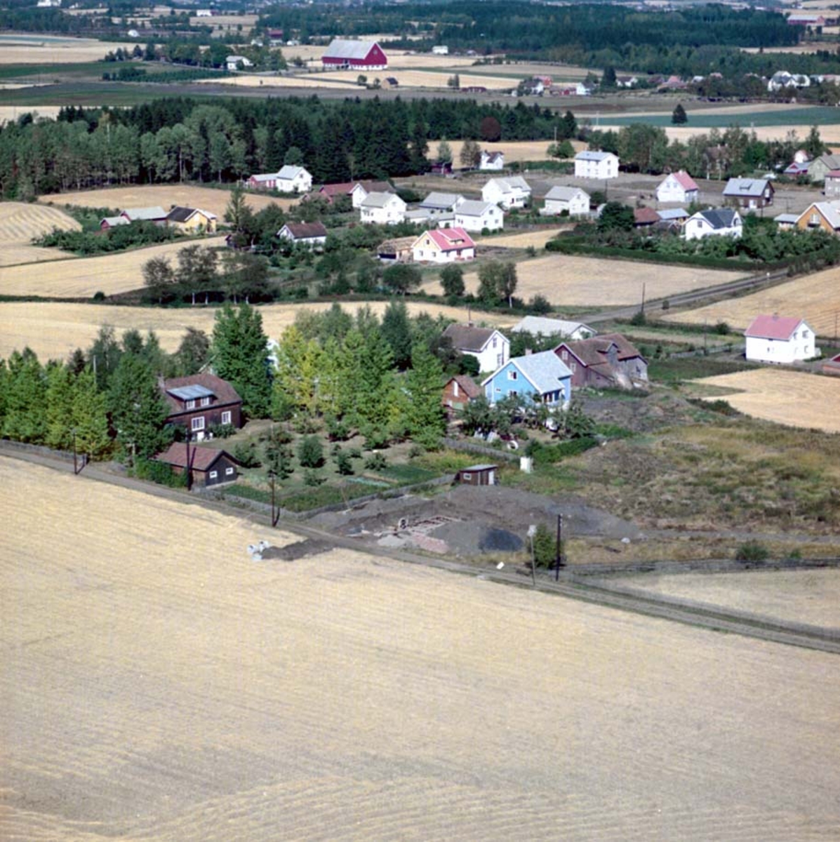 Widerøes Flyveselskap A/S, FLYFOTO SOLHAUG 93-131 (BLÅTT), BAKKEHUSET 93-92, STANGE