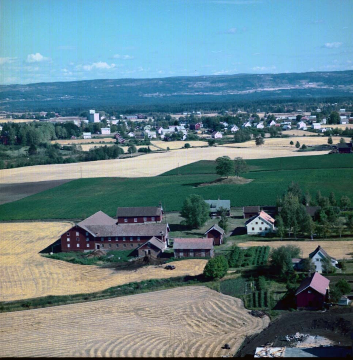 Widerøes Flyveselskap A/S, FLYFOTO SVEUM OG LALUM SØNDRE, LAHLUM, STANGE