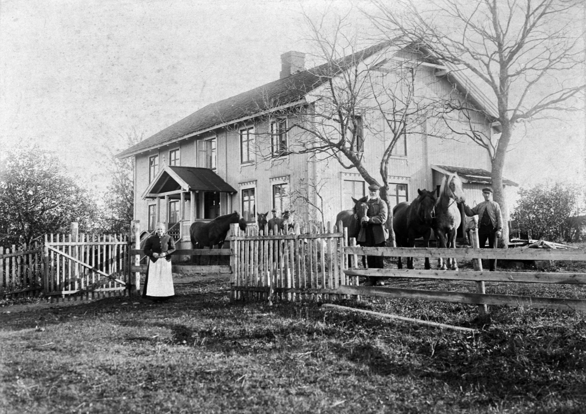 Anno Domkirkeodden, HOMMERSTAD GÅRD, GRUPPE: 4 FORAN HOVEDBYGNINGEN, FRA VENSTRE: EVENRUD, KERSTI. , VALSET, JØLSTAD, RUDOLF FØDT: 1888, , KRISTOFFERSEN JØLSTAD, PEDER FØDT: 1854 - 1943, JØLSTAD, PEDER FØDT: 1884. .