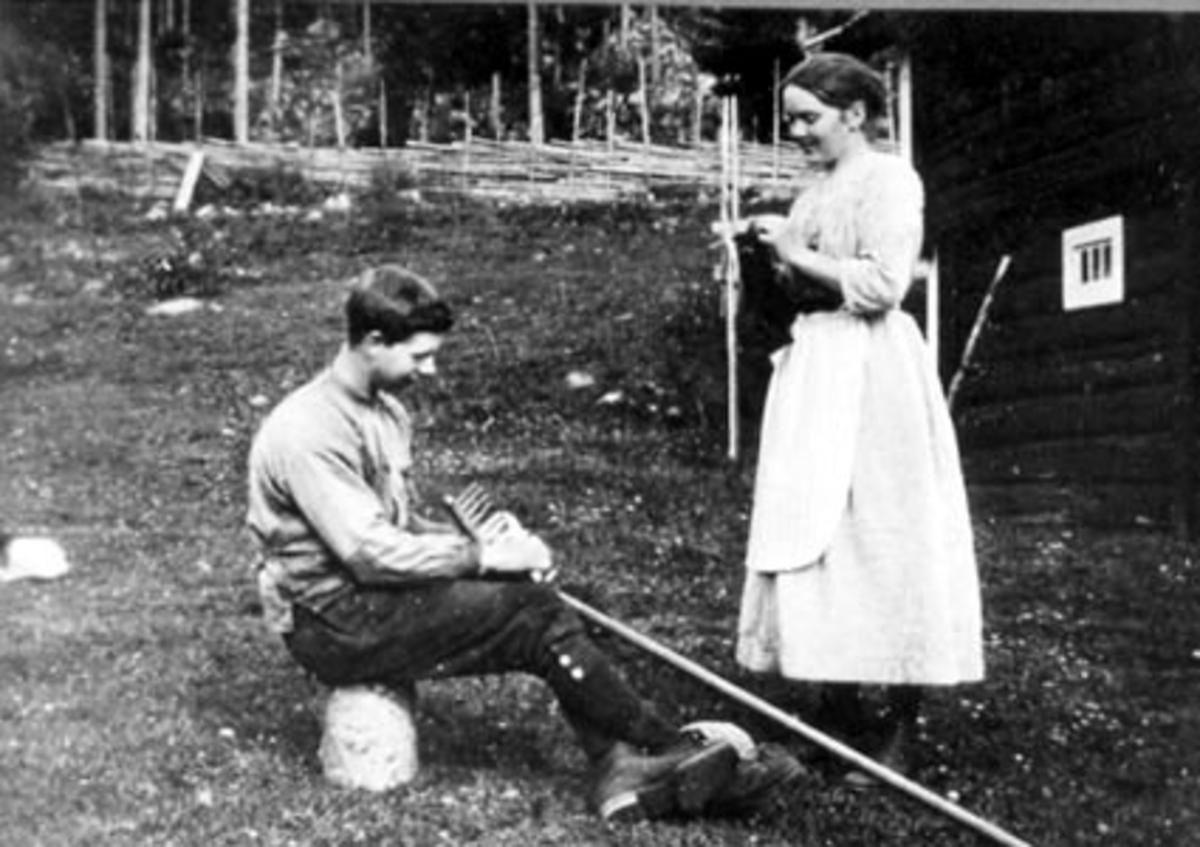 Anno Domkirkeodden, GRUPPE: 2, GUDOLV LILLEHOV SETTER NYE TREPINNER I TRERIVE, VADMELSBUKSE, JENNY ARNEBERG STÅR MED BUNNINGEN OG STRIKKER, LILLEHOV, HOV LILLE