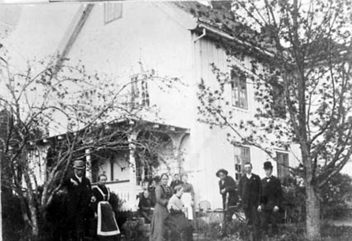 Anno Domkirkeodden, EKSTERIØR: GARDSBRUK, HOVEDBYGNINGEN, DÆHLIN ØSTRE, GRUPPE: 11 FORAN : FAMILIEN RINGNES MED GJESTER.