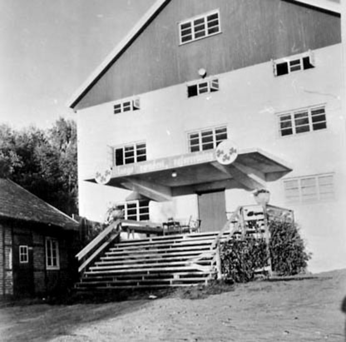 Anno Domkirkeodden, EKSTERIØR: STANGE BRENNERI, STANGE BRÆNDERI, INNGANGSPARTIET, ATLUNGSTAD