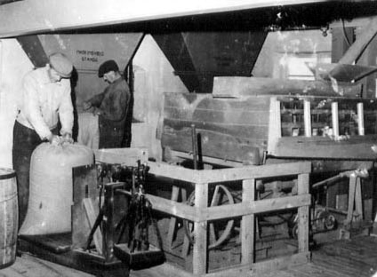 Anno Domkirkeodden, INTERIØR: STANGE BRÆNDERI OG FRØFORRETNING, ATLUNGSTAD BRENNERI, KARL ANTON RØHNE, AKSEL OLSEN FYLLER SEKKER, OTTESTAD,