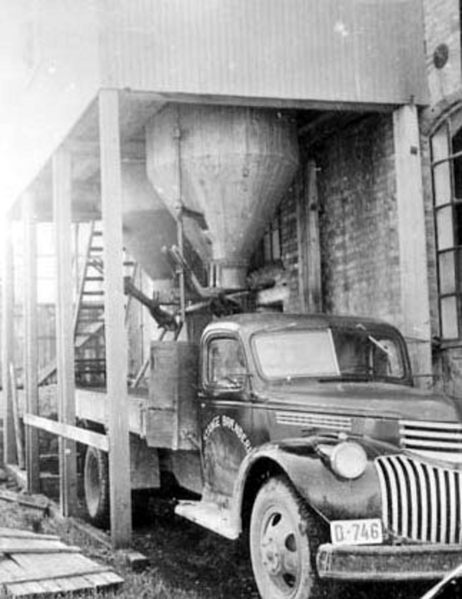 Anno Domkirkeodden, LASTEBIL CHEVROLET 1946-47, D-746, MED STANGE BRÆNDERI OG FRØFORRETNING, ATLUNGSTAD BRENNERI, DRANKKJØRING, ENSILERINGSKOKING, OTTESTAD. Her ble det kokt poteter og bøndene som hadde husdyr hentet kokte poteter her. (kommentar)