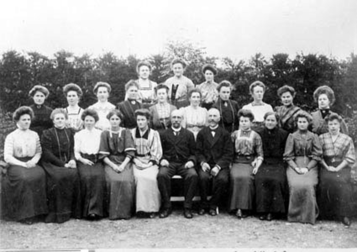 Anno Domkirkeodden, GRUPPE: 24, HUSMORSKOLEELEVER, HEDMARKENS HUSHOLDNINGSSKOLE, GILLUND STORE