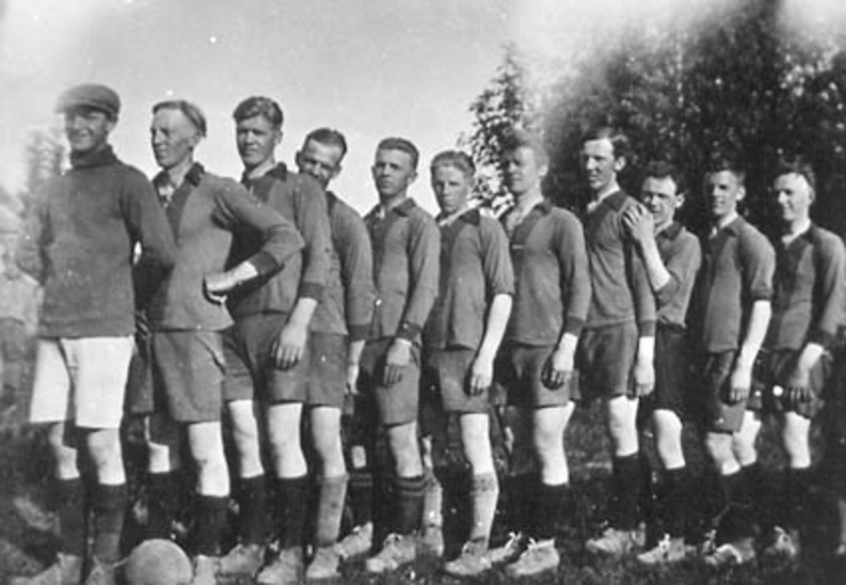 Anno Domkirkeodden, GRUPPE: 11 FOTBALLSPILLERE, OTTESTAD FOTBALLAG, TIL VENSTRE: JON HOVELSRUD