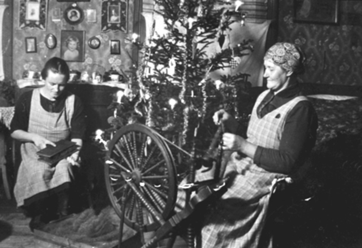 Anno Domkirkeodden, INTERIØR: STUE, ERIKSFALDET, JULETRE, GRUPPE: 2, GUDDRUN SVENBY MED KARDER, BERTE MATHILDE ERIKSFALLET VED ROKKEN, ÅSVANG,