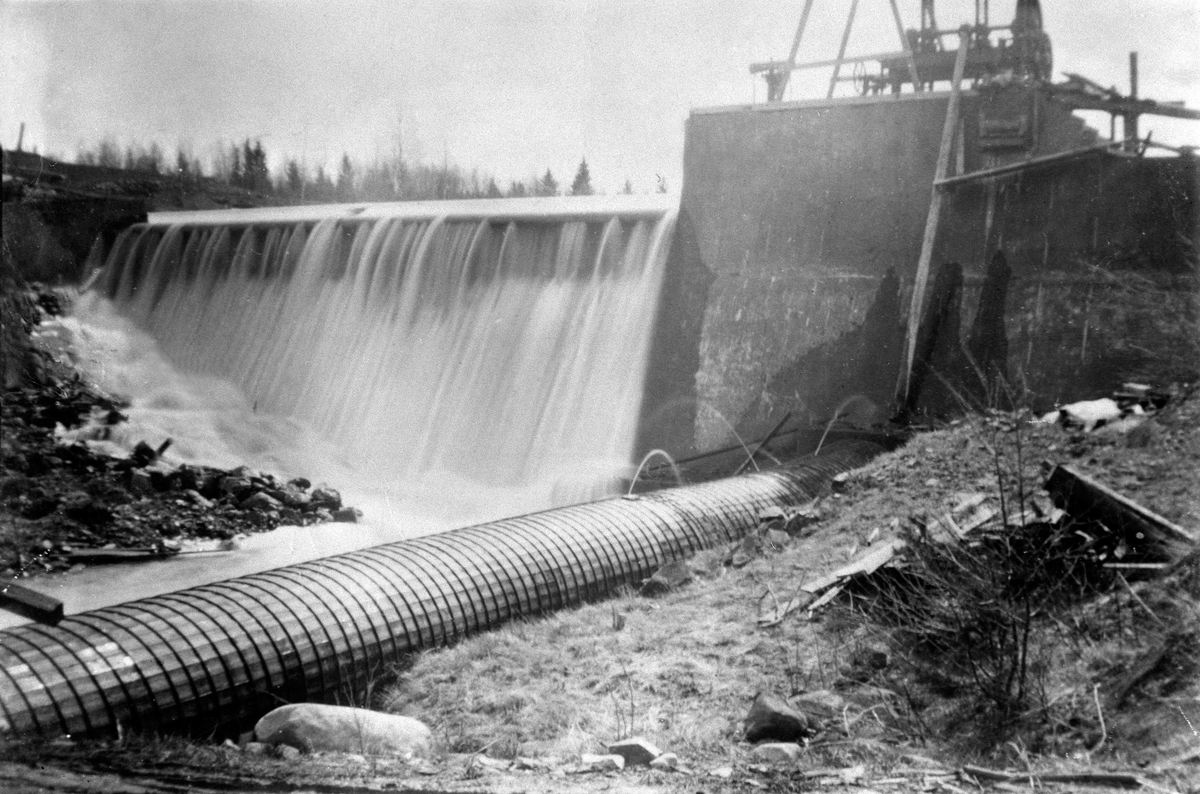 Anno Domkirkeodden, HARASETDAMMEN, DEMNING I HARASJØEN, VALLSET, MUREN TIL DEMNINGEN VAR 11 M TJUKK I BUNNEN OG 1, 25M PÅ TOPPEN. SE BOKA FOLK OG KRAFT STANGE ENERGI 1916-2006 S. 25