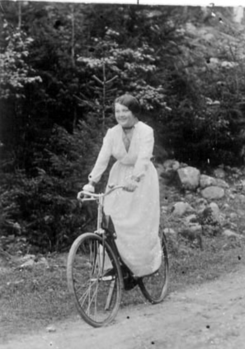 Anno Domkirkeodden, KAREN TOMTER PÅ SYKKEL PÅ VEGEN MOT SKJESETRA, VALLSET,