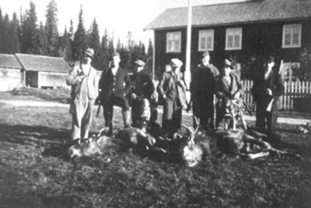 Anno Domkirkeodden, GRUPPE: 7 ELGJEGERE, FRA VENSTRE: AKSEL JULSEN, OLA SKOGSRUD, NILS DAGFINRUD, KARL EDV. ANDRESEN, SIGV. BERG, BIRGER RAMSETH, PER M. ENGEN